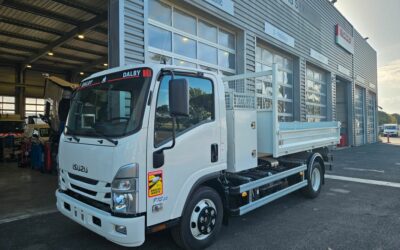 7T5 ISUZU P75 polybenne caisson + coffre + panier DALBY – Disponible immédiatement